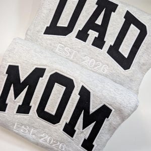 Dad sweatshirt, Dad Gift, Embroidered Dad Crewneck Kids Names Sweatshirt Pregnancy Reveal Gift for New dad Custom Shirt Father&#39;s Day Gift