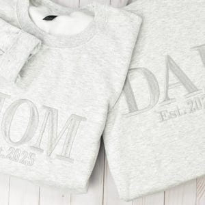 Dad sweatshirt, Dad Gift, Embroidered Dad Crewneck Kids Names Sweatshirt Pregnancy Reveal Gift for New dad Custom Shirt Father&#39;s Day Gift