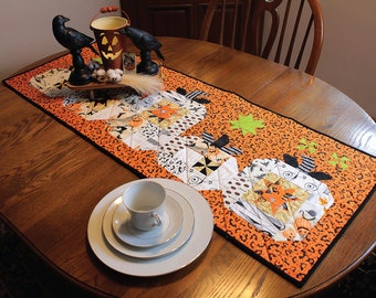 Quilted Halloween Pumpkin Table Runner, Spooky Haunted House with Black Cats / Bats, Halloween Home Party Decoration, Fall Table Topper
