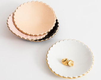 Petite assiette à bijoux en porcelaine. Mini assiette creuse avec festons dorés.