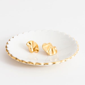 Jewelry dish with gold scalloped edge Goye X Noémiah image 2