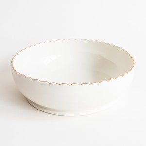 Grand bol repas en porcelaine avec lèvre festonnée