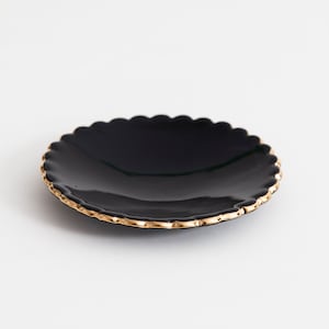 Jewelry dish with gold scalloped edge Goye X Noémiah Black