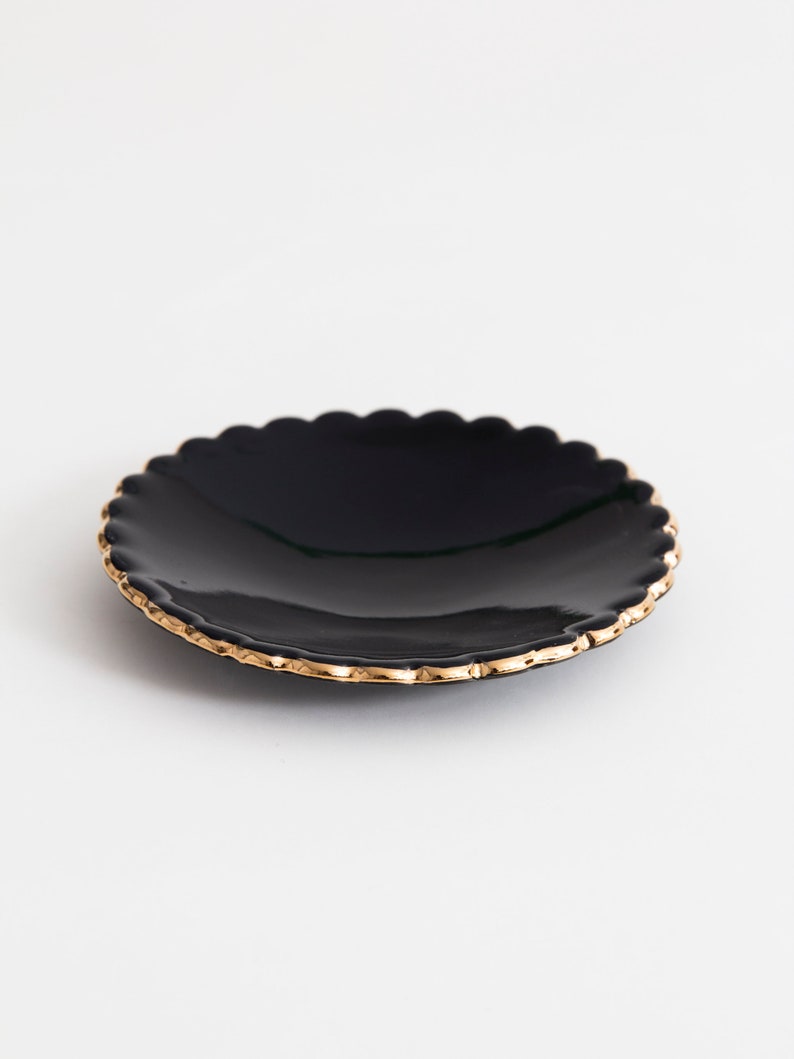 Jewelry dish with gold scalloped edge Goye X Noémiah Black