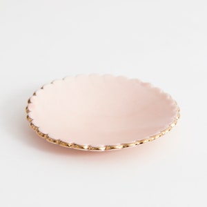 Jewelry dish with gold scalloped edge Goye X Noémiah Pink