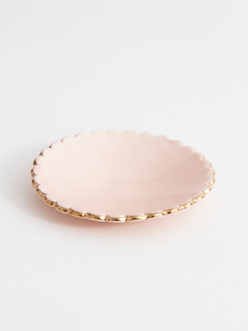 Jewelry dish with gold scalloped edge Goye X Noémiah Pink