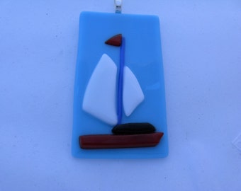 Voilier Art Glass Pendentif, Bijoux Fused Glass Art Sailbot, Art voilier en verre, Bijoux Bleu Blanc Rouge, Pendentif en verre à voile