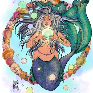 Puede incluir: Ilustración de una sirena con cabello gris y cola turquesa, sosteniendo un orbe brillante. Está rodeada por una corona de conchas marinas y estrellas de mar. La obra está firmada "Joni Rae 2024".