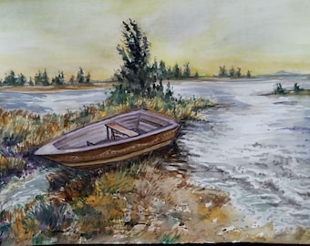 Può includere: Un dipinto ad acquerello di una piccola barca di legno su un lago. La barca è marrone e ha un sedile di legno. Il lago è di colore blu chiaro e sullo sfondo ci sono alberi.