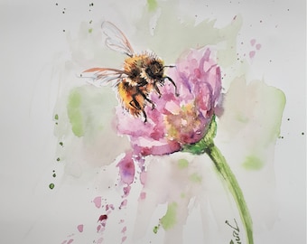 Può includere: Un dipinto ad acquerello di un'ape su un fiore rosa. L'ape è marrone e gialla con strisce nere. Il fiore è rosa con foglie verdi. Lo sfondo è verde chiaro e bianco.