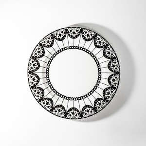 Plate black and white sale