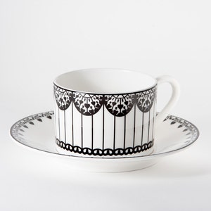 Cup & Saucer: élégant design de cerf-volant en papier noir et blanc sur porcelaine en os fin