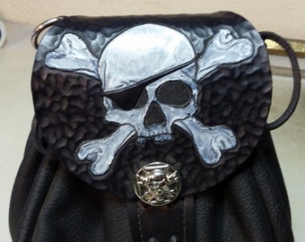 bolsa de cuero con calavera y huesos