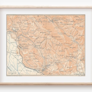 Puede incluir: Un mapa antiguo de la región italiana de Carnia, impreso en tonos marrones y beige. El mapa muestra la ubicación de montañas, ríos y ciudades. El mapa está enmarcado en un marco de madera claro.