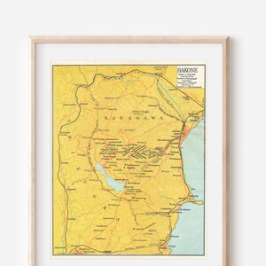 Puede incluir: Un mapa vintage de la región de Hakone en la prefectura de Kanagawa, Japón. El mapa está impreso en papel amarillo con líneas y texto marrones. El mapa muestra la ubicación de varias ciudades y pueblos, así como el Parque Nacional de Hakone.