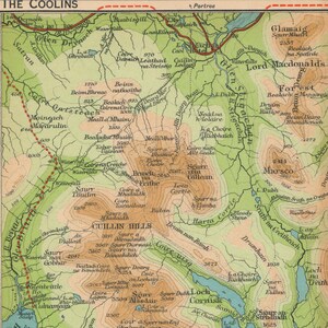 Puede incluir: Un mapa vintage de la Isla de Skye, Escocia, que muestra la ubicación de los Coolins, las colinas de Cuillin y los lagos circundantes. El mapa está impreso en tonos de verde, marrón y azul, con una clave que indica la altura del terreno en pies.