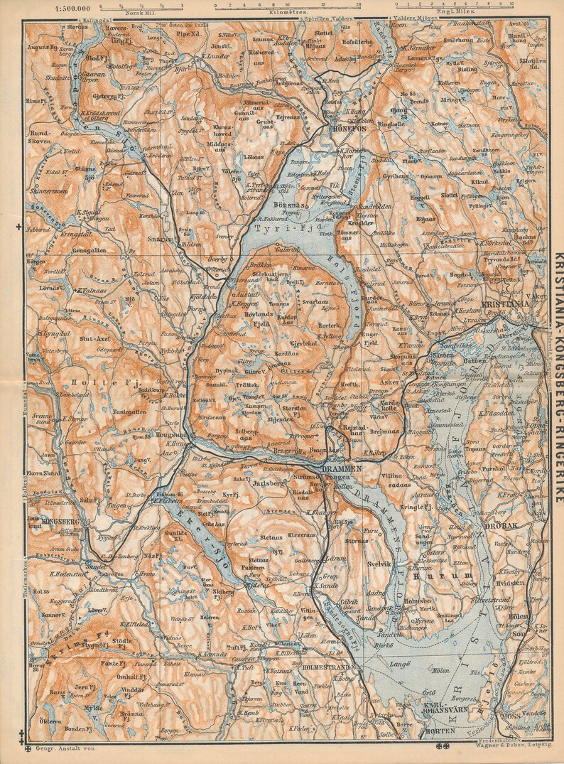 K&ouml;nnte beinhalten: Eine Vintage-Karte der Region Kristiania-Kongsberg-Ringerike in Norwegen, die den Tyri-Fjord, den Hols-Fjord und den Drammen-Fjord zeigt. Die Karte ist in Braun-, Blau- und Schwarzt&ouml;nen gedruckt, mit Textbeschriftungen in Norwegisch.