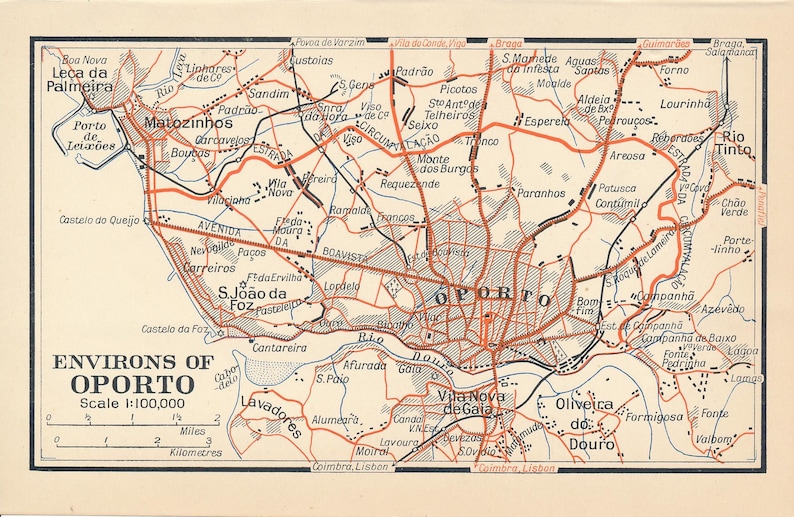 K&ouml;nnte beinhalten: Eine Vintage-Karte der Region Porto in Portugal, die die umliegenden St&auml;dte und Gemeinden zeigt. Die Karte ist in Schwarz, Rot und Blau auf cremefarbenem Hintergrund gedruckt. Die Karte enth&auml;lt eine Skala in Meilen und Kilometern.
