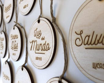 Juego de Adornos de Navidad con Nombres de Jesús | Decoración Cristiana de Madera | Set de Adviento de 12 Piezas | Regalo Religioso