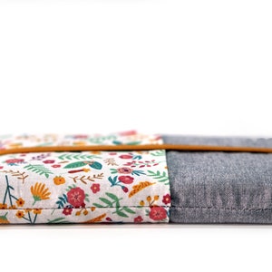 Custom-made pastel flower fabric phone case – Padded cover with pockets – iPhone 15/14, Samsung S23/S22, Xiaomi, Pixel – Women&#39;s gift