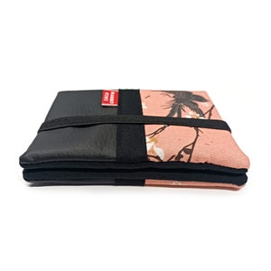 Cartera de mujer Sakura de piel negra con estampado de flores de cerezo y pájaros y elástico, cartera japonesa, regalo hecho a mano para esposa