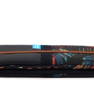 Cartera vegana bohemia XL para chequera, tarjetas y monedas: piel sintética negra y tela de plumas indias con elástico. Regalo bohemio.