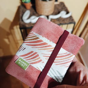 Cartera pequeña bohemia hecha a mano en terciopelo coral, tarjetero y monedero. Regalo personalizado para mujer.