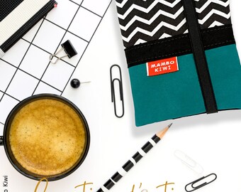 Piccolo portafoglio da donna minimalista fatto a mano - porta carte in similpelle turchese e tessuto grafico bianco e nero - idea regalo pratica