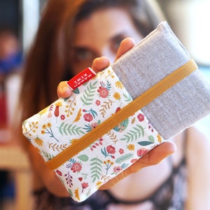 Etui téléphone sur mesure tissu fleurs pastel – Housse rembourrée avec poches – iPhone 15/14, Samsung S23/S22, Xiaomi, Pixel – Cadeau femme