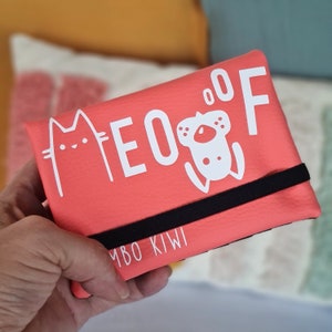 Personalisiertes Reisegeschenk für Frauen mit Hunde- und Katzenmotiv - Koralle Kunstleder Reisepasshülle mit Gummizug - Handgefertigt für Schwester, Freundin