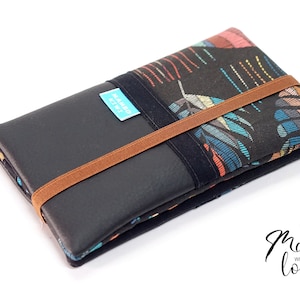 Cartera vegana bohemia XL para chequera, tarjetas y monedas: piel sintética negra y tela de plumas indias con elástico. Regalo bohemio.