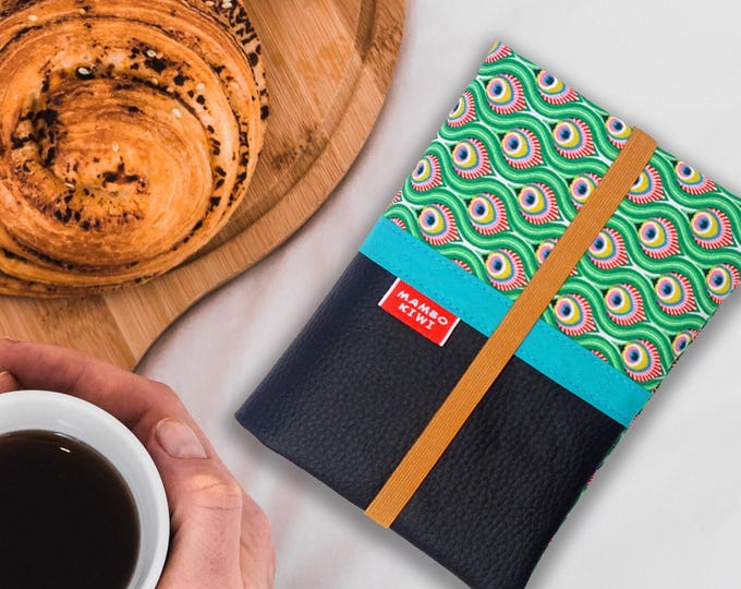 Original vegan women's wallet in black faux leather with peacock feather print - Colorful compact card holder - Gift for friend, sister, mom, wife