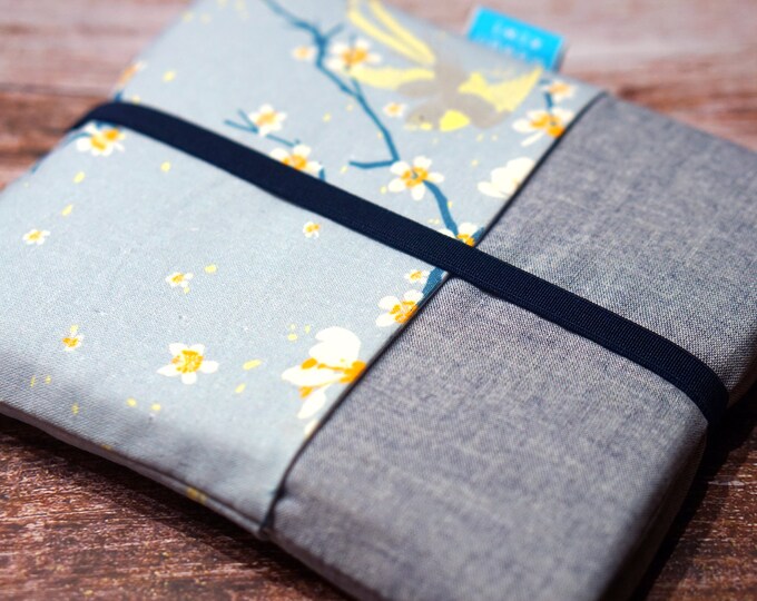 Cherry blossom pattern e-reader case for Kindle, Kobo, Vivlio, Bookeen... padded cover with custom-made elastic, Japanese Christmas gift