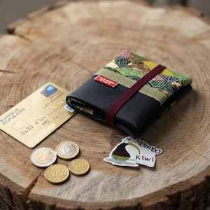 Miniaturowy damski portfel/etui na karty ze sztucznej skóry w kolorze czarnym i zielono-złotej japońskiej tkaniny z falą seigaiha, z zapięciem na gumkę