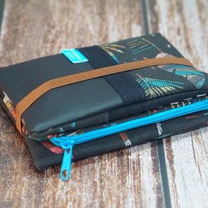 Cartera boho original para mujer - Pasaporte, tarjetero, monedas - Piel sintética negra y plumas de colores - Regalo para viajera, amiga, hermana