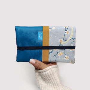 Portefeuille compagnon femme multi-compartiments en similicuir turquoise et tissu japonais fleurs de Sakura - Protège chéquier personnalisé