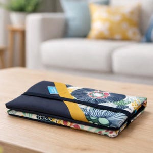 Marinblå plånbok i konstläder och blommigt tyg för kvinnor, korthållare och personlig checkhäfte, fosforescerande namn
