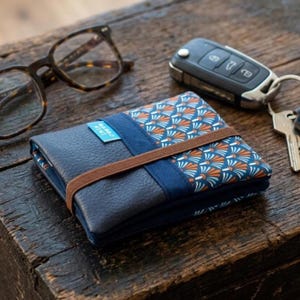 Portafoglio da uomo blu navy in similpelle con motivo geometrico giapponese, porta carte compatto personalizzabile.