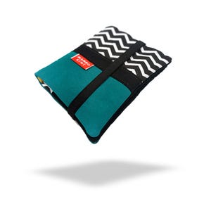 Portefeuille fait main femme compact avec élastique - Similicuir turquoise vert & motif zigzag - Nom ou initiales personnalisé lumineux