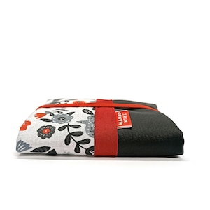 Portefeuille vegan fleuri rouge & noir pour femme - Protège passeport, porte cartes, porte-monnaie - Cadeau fait main et coloré