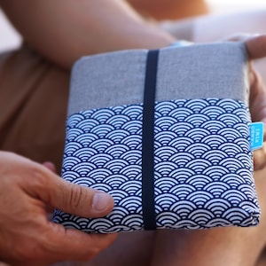 Etui liseuse tissu japonais vagues bleues avec élastique, étui liseuse sur mesure, étui kobo libra 2 bleu, pochette Kindle, cadeau fait main