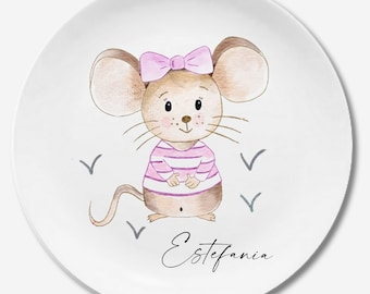 Puede incluir: Plato de cerámica blanco con una ilustración en acuarela de un ratón de dibujos animados con un lazo rosa, que lleva una camiseta a rayas rosas y blancas. El ratón tiene bigotes y está rodeado de siluetas de pájaros grises. El nombre "Estefania" está escrito en cursiva.