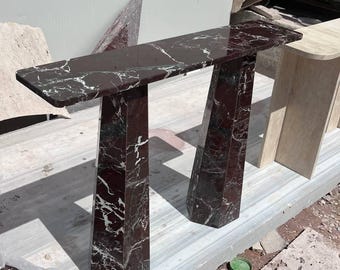カラカッタ・ヴィオラ大理石コンソールテーブル、彫刻的な石製玄関テーブル、高級手作り大理石製廊下コンソール、モダンな球形脚ソファテーブル