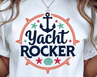 Könnte beinhalten: Weißes T-Shirt mit nautischem Design. Das Design zeigt die Worte "Yacht Rocker" in marineblauer Schrift, umgeben von einer korallenfarbenen Windrose, einem Anker, Seesternen und einer Muschel.