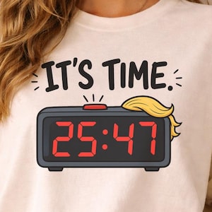 Może przedstawiać: Kremowy t-shirt z napisem "IT'S TIME." nad cyfrowym zegarem wyświetlającym 25:47. Zegar ma kreskówkowy blond włos. Koszulka jest połączona z niebieskimi szortami dżinsowymi i brązowym paskiem.