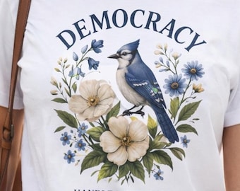 Camiseta minimalista con estampado de pájaros y la frase "Democracia", camiseta floral con arrendajo azul, camiseta de protesta para mujer, camiseta política inspirada en la naturaleza. Colores cómodos.