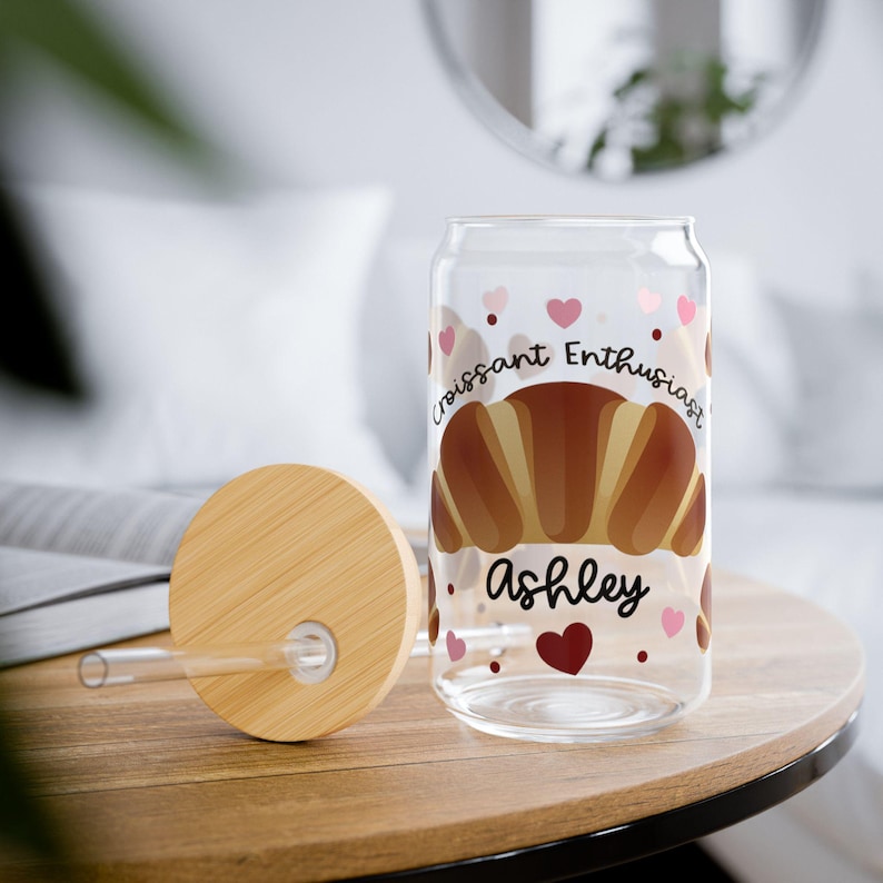 Regalo personalizado para amantes de los croissants, lata de vidrio, regalo para chef pastelero, vaso de vidrio con sorbete, taza de vidrio para entusiastas de los croissants, vaso con sorbete de 16 oz imagen 1