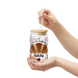 Regalo personalizado para amantes de los croissants, lata de vidrio, regalo para chef pastelero, vaso de vidrio con sorbete, taza de vidrio para entusiastas de los croissants, vaso con sorbete de 16 oz imagen 3
