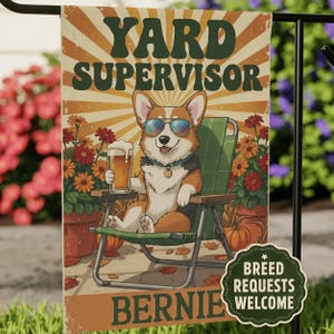 Op de afbeelding: Een tuinvaandel met een cartoon corgi met een zonnebril, een biertje vasthoudend en zittend in een ligstoel. De vlag leest "YARD SUPERVISOR" en "BERNIE". Een embleem zegt "BREED REQUESTS WELCOME".