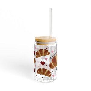 Regalo personalizado para amantes de los croissants, lata de vidrio, regalo para chef pastelero, vaso de vidrio con sorbete, taza de vidrio para entusiastas de los croissants, vaso con sorbete de 16 oz imagen 4